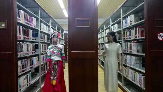 畲族女孩织布图书馆视频素材模板下载