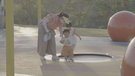 夕阳下小孩在玩耍的镜头