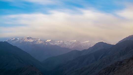 （延时）新疆帕米尔高原昆仑雪山日出航拍