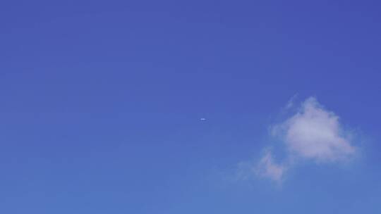 天空飞机飞过蓝天白云天上飞机