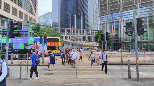 香港红绿灯路口过马路日景4K30P视频素材模板下载