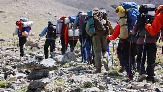 攀登新疆帕米尔高原慕士塔格峰雪山的登山队