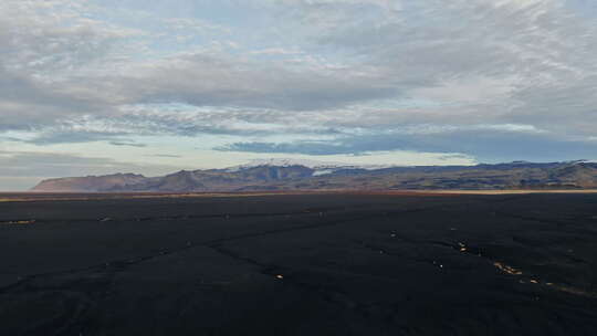 无人机飞越黑沙景观