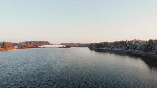 航拍波光粼粼的湖面视频素材模板下载