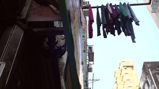 街头晾晒的衣服视频素材模板下载