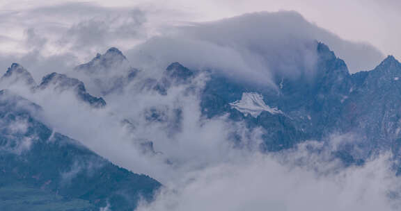 玉龙雪山云雾缭绕自然景象延时摄影