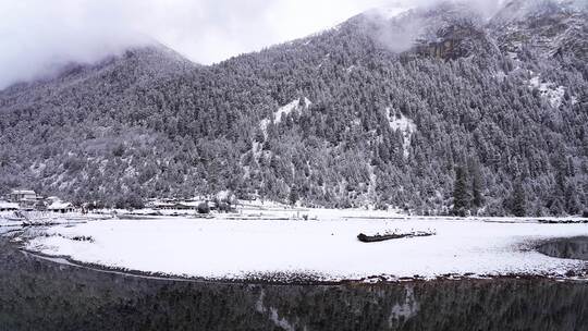 西藏林芝巴松措，雪山森林雪地的雪景风光