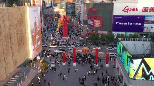夏季沈阳中街热闹人群 商业街拥挤人流视频素材模板下载