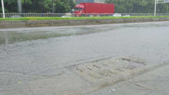 下雨天街道积水排水系统下水道漏水实时