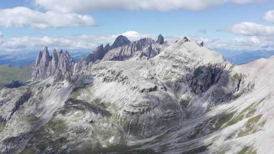 意大利多洛米蒂，南蒂罗尔，意大利阿尔卑斯山乌尔蒂耶的塞塞达山——无人机向前飞行