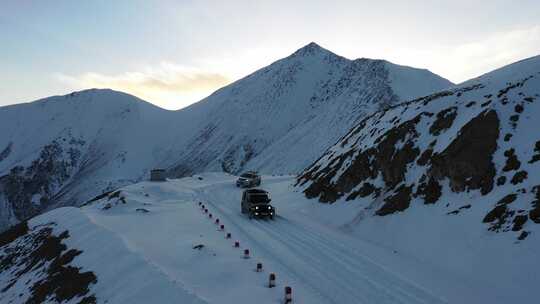 青藏高原达坂山蓝天白云雪景雪山汽车