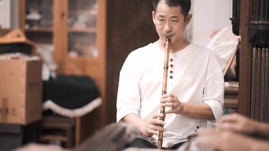 年轻男性乐器演奏家吹奏洞箫视频素材模板下载