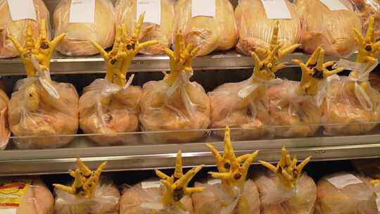 在市场或超市，柜台上有未割包皮腿的鸡