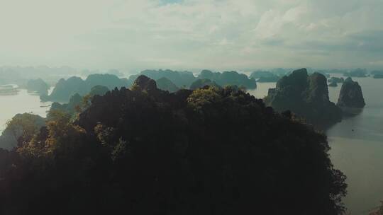 航拍海水中的山岛