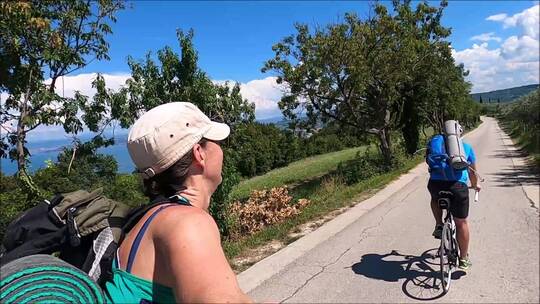 一对自行车爱好者在山地车道上欣赏海景视频素材模板下载