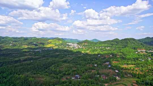 晴天大山森林小镇航拍