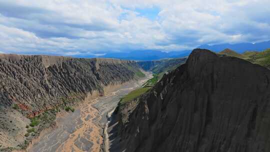 新疆塔城地区巴音沟大峡谷奇峰沟壑纵横航拍