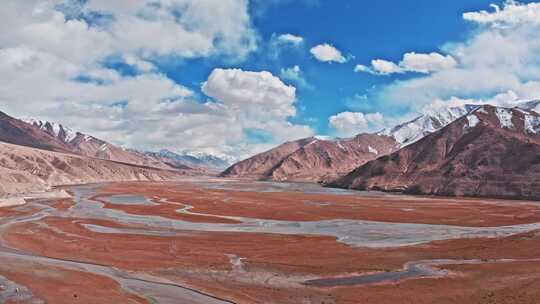 壮丽的雪山河谷