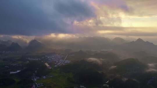 山中清晨日出云雾萦绕山川田野