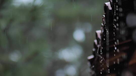 雨天屋顶下的雨