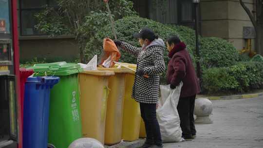 早上老太太在小区垃圾桶里捡垃圾