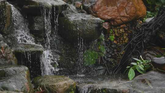 雨天的公园假山瀑布流水