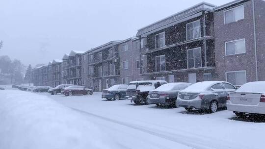 大雪覆盖在汽车和地面上