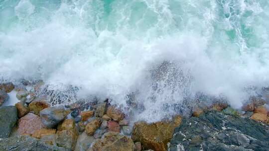 海浪冲击海岸礁石