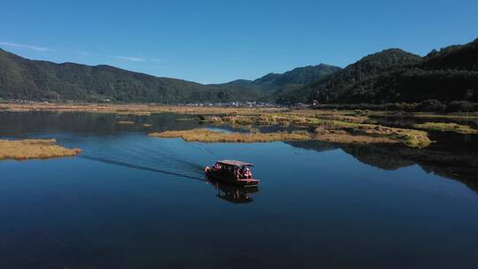 4k云南风光视频腾冲神奇湿地游船蓝色湖面