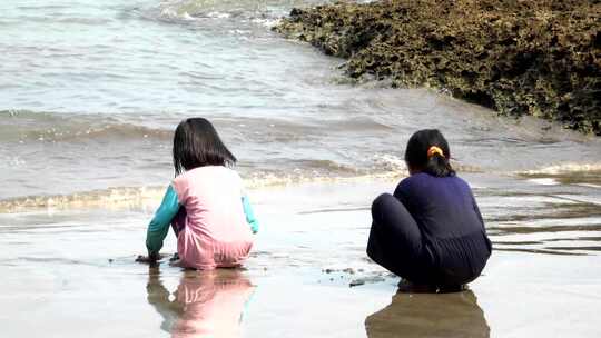 孩子们在沙滩上玩沙子