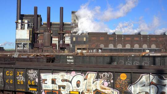 钢铁厂向空中排放烟雾
