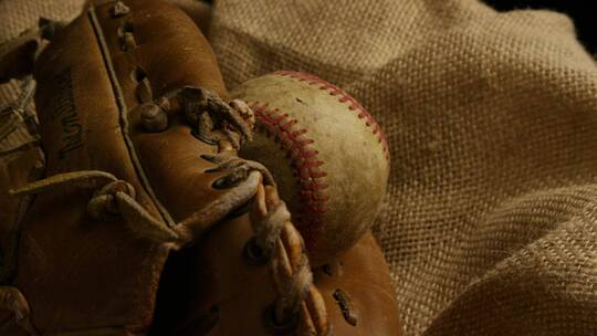 棒球手套和一个用过的球