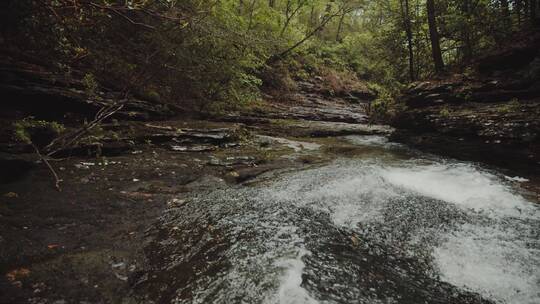 流经岩石床的河流航拍视频素材模板下载