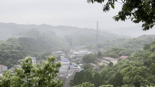 山间阴雨绵绵村庄