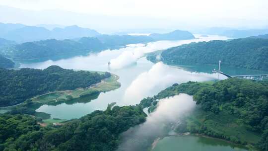 云雾缭绕的湖泊山川全景