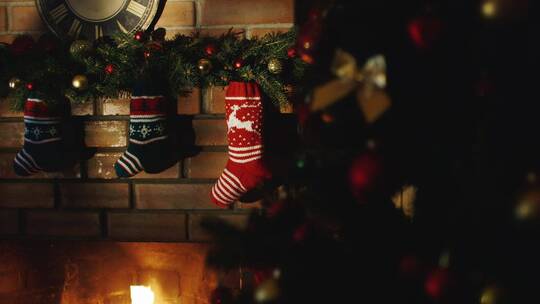 圣诞袜子挂在壁炉上