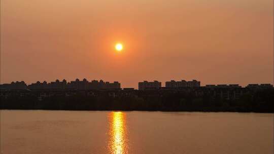 夕阳日落河流河边湿地河岸建筑