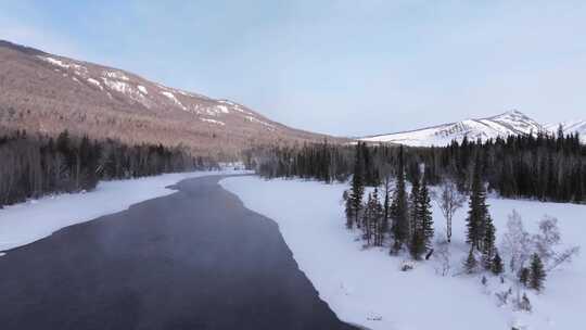 航拍新疆冬季喀纳斯神仙湾晨雾雪山森林雪景