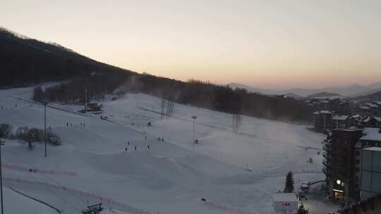 松花湖傍晚造雪机造雪及压雪机DLOG素材视频素材模板下载