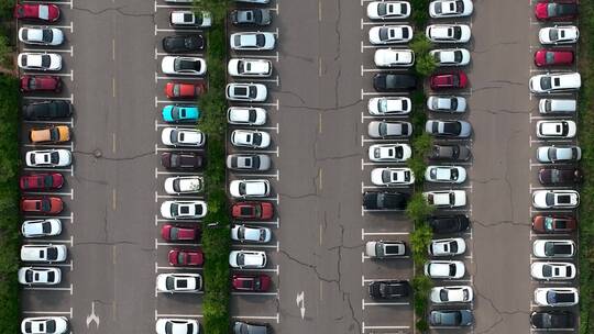 俯拍停放整齐的停车场车辆视频素材模板下载