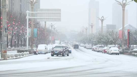 大雪中的城市街道车辆与行人