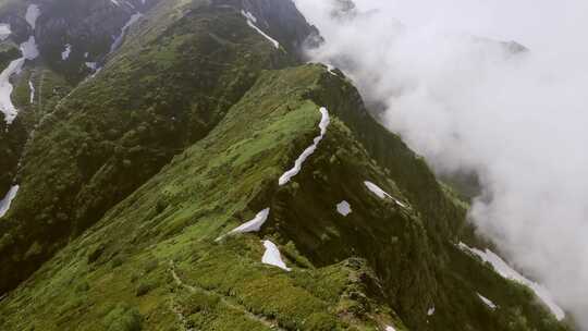 攀登山峰永无止境云雾缭绕