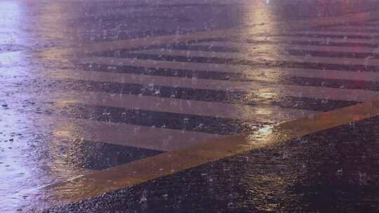 雨天城市街道下雨斑马线