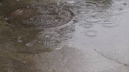 下雨积水城市排水下水道水井