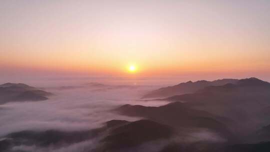 航拍群山唯美云海朝阳光芒