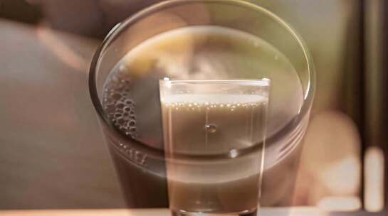 一杯热牛奶的温馨时光