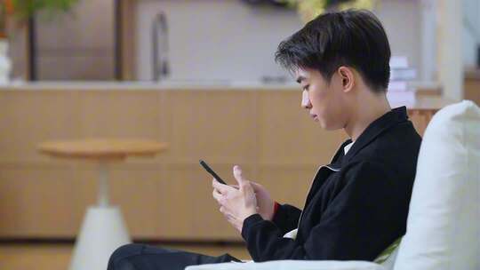 男子居家看手机场景