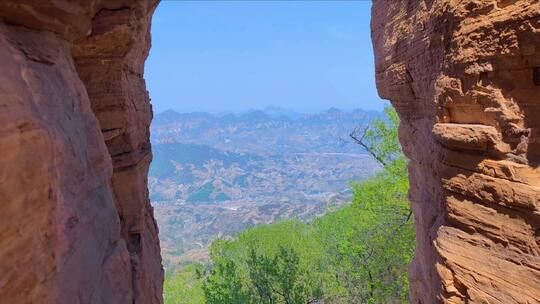 登山客绝壁间实地拍摄，从一线天远眺群山