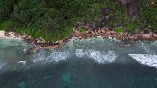 海浪拍打着塞舌尔群岛拉迪格岛孤独僻静的白