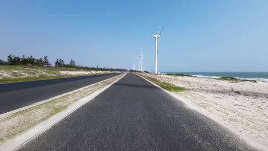 汽车行驶在公路上第一视角